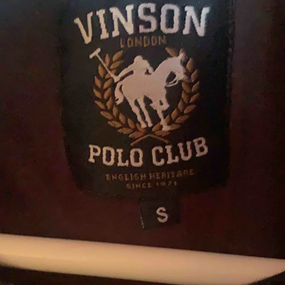 Säljer denna fina poloclub tröja. Aldrig använt.. Skjortor.