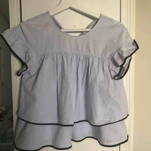 Zara blus - Superfin blus/topp ifrån zara!!  Knappt använd, säljs pga för liten och den aldrig används💗💗100kr+ frakt