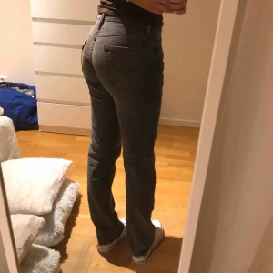  - I princip oanvända gråa Levis 511 jeans i straight modell. Det står W29 L34 men skulle säga att storleken är mer som en 36a. Säljer pga kommer inte till användning💙