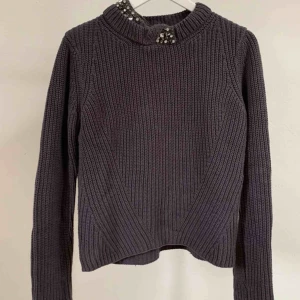  - Stickad tröja från Hunkydory modellen Clyde, i storlek S. Fint skick då den tyvärr aldrig kommit till användning.   Köpare står för frakt!💝