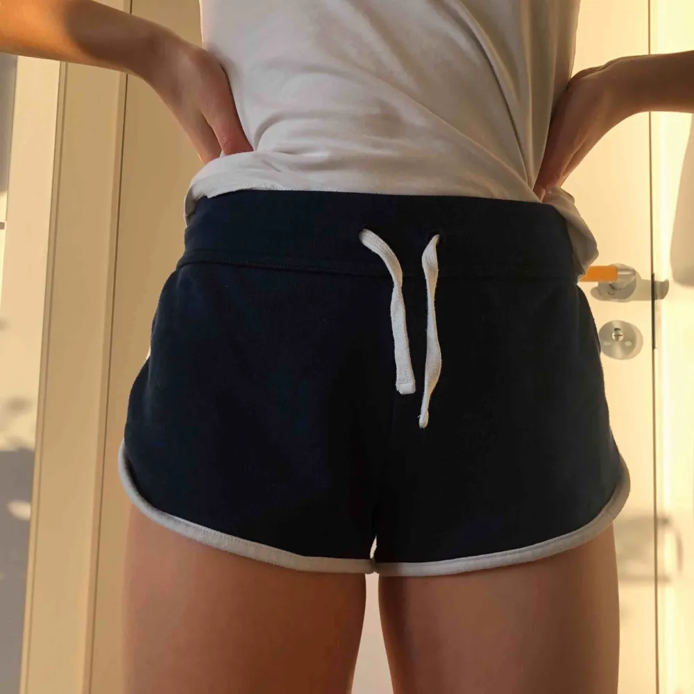 Ett par supersköna mjukisshorts ifrån divided, H&M. De är marinblå med vita detaljer och har en ”fejficka” där bak. Shortsen är hyfsat mycket använda, men ändå i bra skick!💙. Shorts.