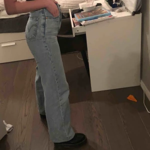  - (Priset kan eventuellt diskuteras och är inklusive frakt) Säljer dessa Levis Ribcage Wide Leg i ljusblå, pga att de inte kommer till användning. Använda sparsamt. Hör av er om ni undrar över något 🖤 (färgen på bilden gör sig inte till rätta)