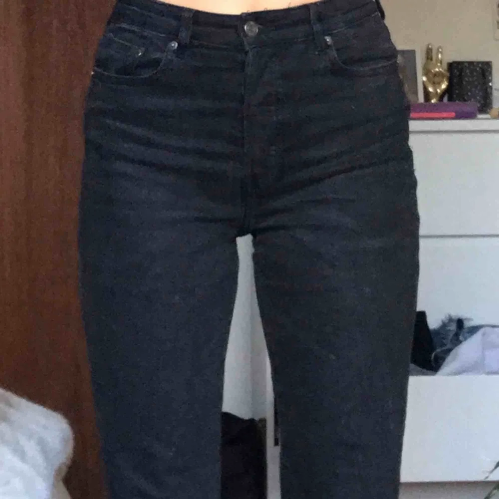 Grå/svarta mom jeans! Hm Nypris: 249kr Sitter snyggt Kontakta för tydligare bilder  . Jeans & Byxor.