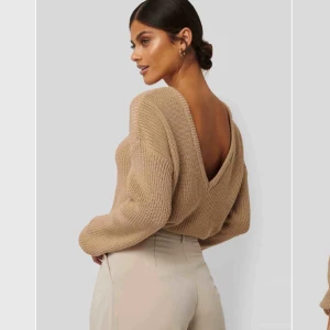  - Jättefin stickad tröja. Man kan ha den på båda hållen. Från nakd.