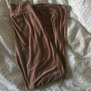  - skitsnygga glittrande beige byxor! passar bra till fest när man vill ha nåt bekvämt & snyggt på sig, eller bara hemmamys om man vill känna sig extra fin i karantän✨