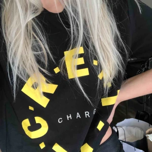 Svart t-shirt m gult tryck - använd 1 gång - Oanvänd t-shirt från Bershkas herravdelning, märkt XS men mer som en S-M! 🌹50 kr frakt