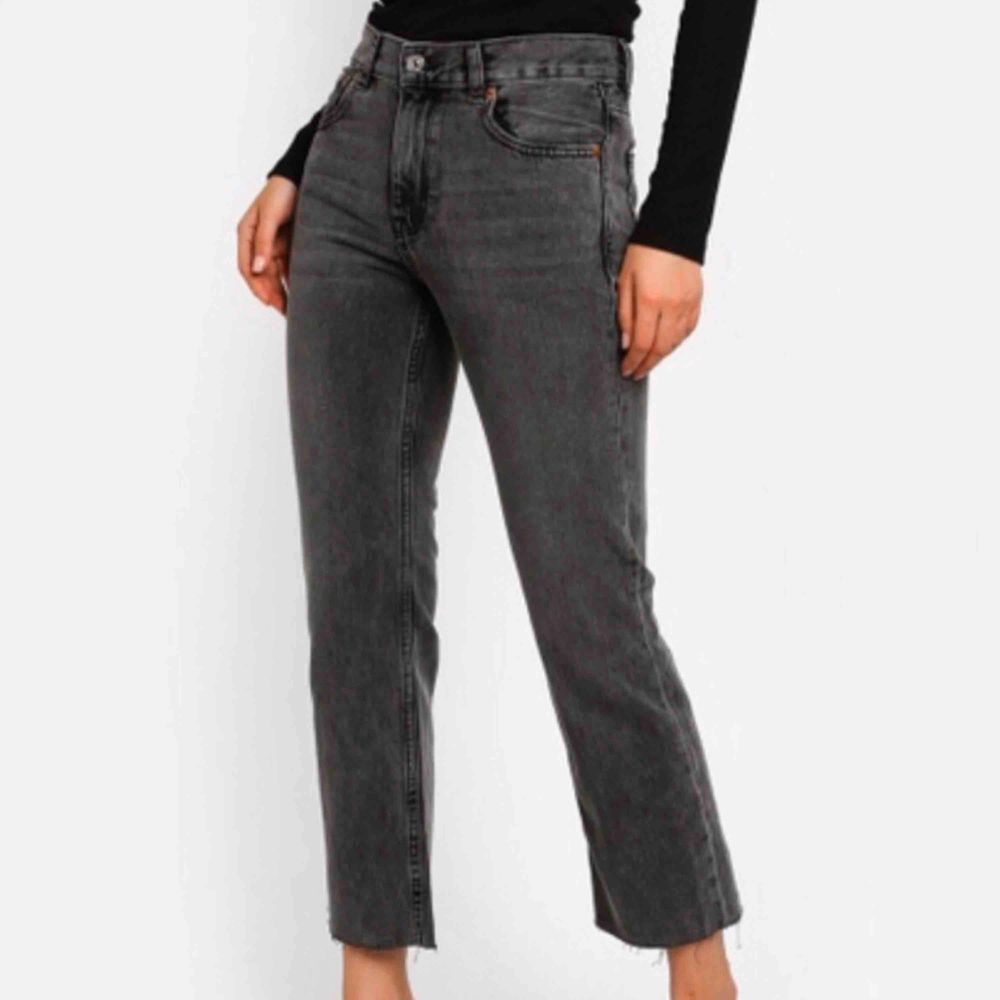 Säljer dessa helt nya raka jeans från MANGO i storlek 36 då de tyvärr är lite för stora. Endast använda en gång. Nypris 349kr . Jeans & Byxor.