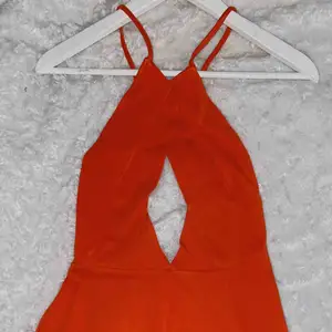 En jätte gullig playsuit i färgen orange. Den är väldigt stretchig i materialet. Frakt: 60kr