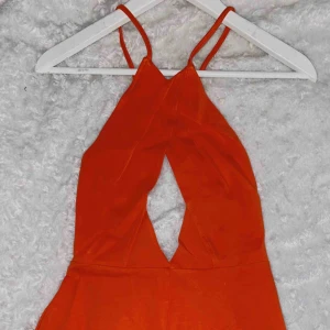  - En jätte gullig playsuit i färgen orange. Den är väldigt stretchig i materialet. Frakt: 60kr