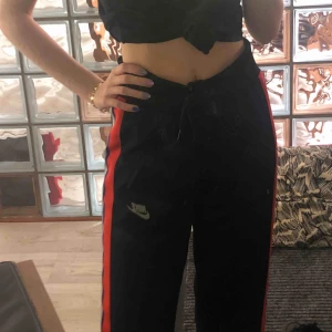 Nike byxor - Väldigt sköna vardags wide leg Nike byxor med ränder på sidorna. Jag är ganska säker på att de inte längre säljs i butik. Säljer pga att de är för korta för mig, är ca 166. Bra skick. Frakt ingår i priset.