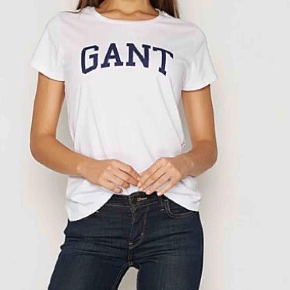 Säljer min Gant t-shirt som används någon enstaka gång. . T-shirts.