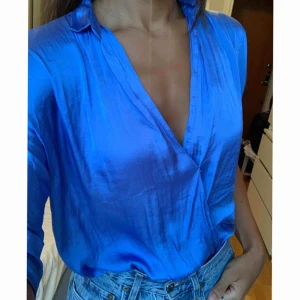  - Superfin blus i härlig blå färg 🦋 Material satin  