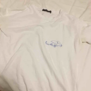  - T-shirt ifrån Brandy Melville. Använd några gånger, några lösa trådar i kragen