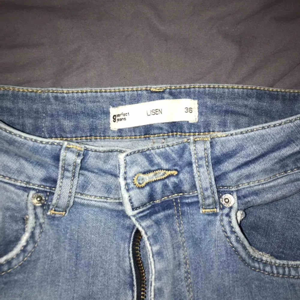 Blåa jeans lisen från ginatricot storlek 36/s. Jeans & Byxor.