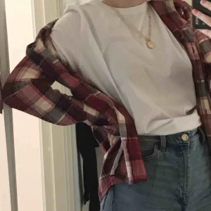  - Trendig skjorta som e second hand men nästa aldrig använd 