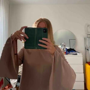  - Beige/brun blus med trumpetärmar