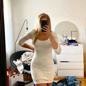  - Perfekt studentklänning, vit klänning i spets från Zoul Edition