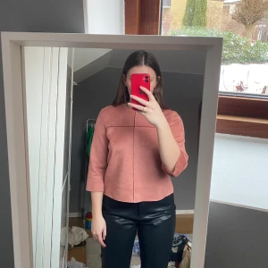 Rosa topp från zara - Rosa topp från zara i mocka liknande material. Använd men är i nytt skick.