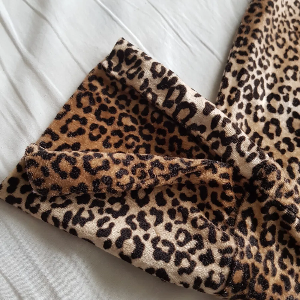 Finaste leopardtröjan i mysigt material! Har varit min go to tröja så länge men tyvär vuxit ur den. Fortfarande utmärkt skick då jag alltid varit försiktig med den!<3 passar xs-m. Toppar.