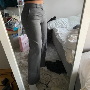 Second hand kostymbyxor  - Snygga gråa second hand kostymbyxor från någon random second hand butik. Är i St M och sitter perfekt på mig som är en S-M. Byxorna är i väldigt fint skick 