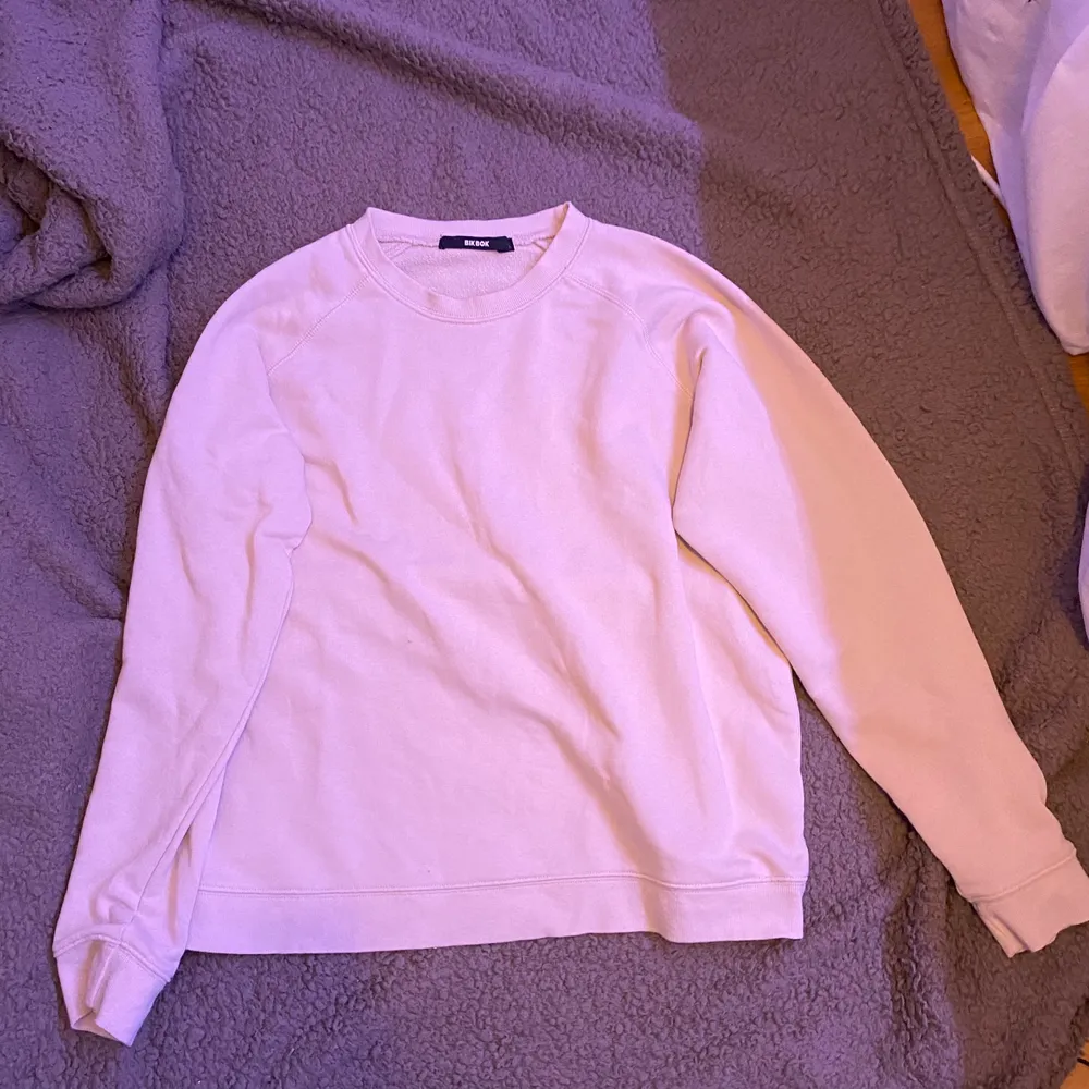 Beige sweatshirt. Knappt använd. Från bik bok. L men liten i storleken. Fraktar eller möts upp i Sthlm. VILL BLI AV MED ALLT. Tröjor & Koftor.