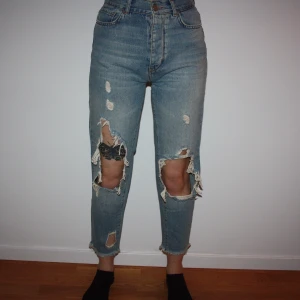 Mom jeans BIKBIK XS - Slitna Mom jeans från BIKBOK. Storlek XS. Ankle längd, alltså kortare i benen. Använda 2-3 gånger så i fint skick! Frakt 62kr