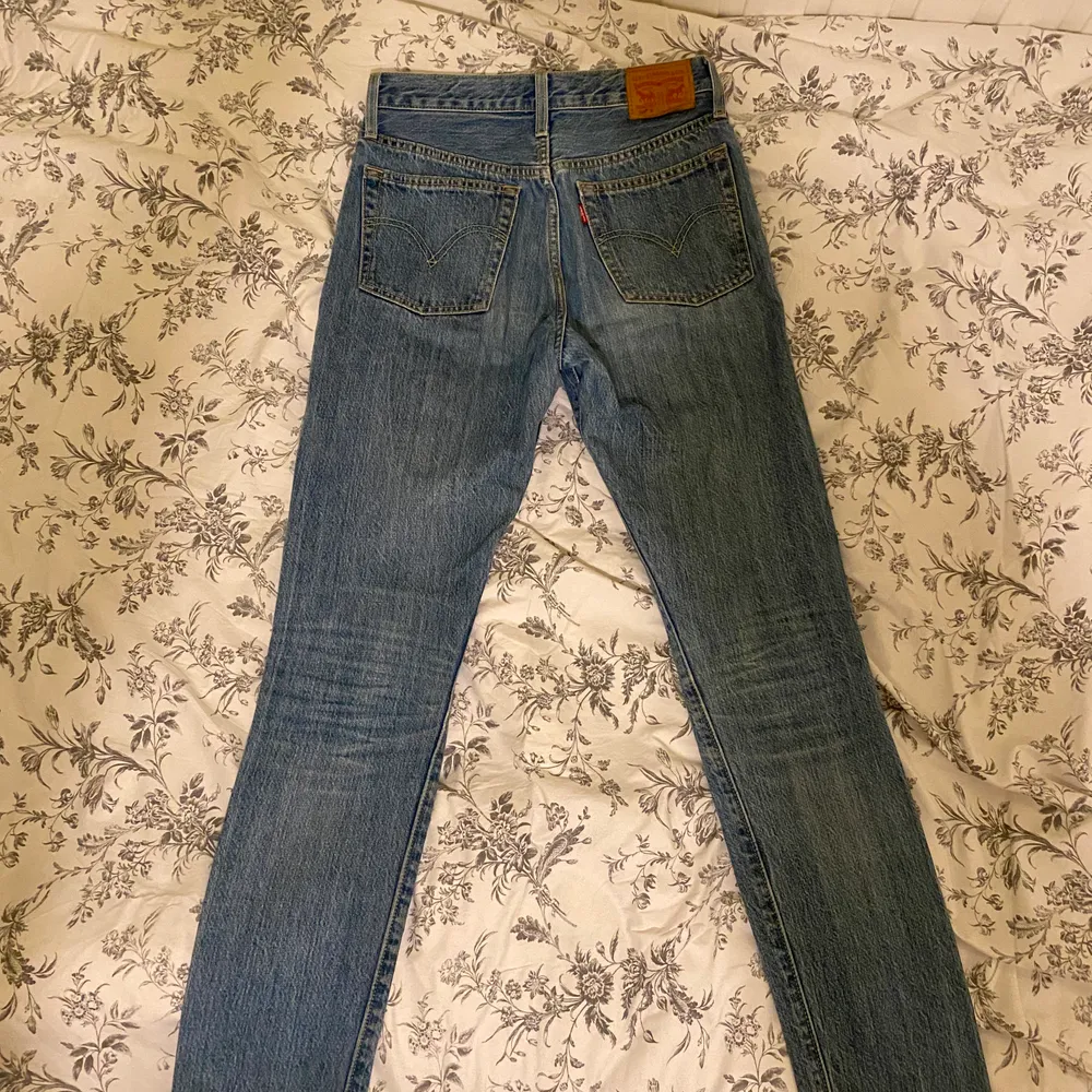 Jag säljer ett par blåa Levis jeans i dammodell 501 slim. De är W25 L32, men jag uppskattar att de kan passa en W26 också eftersom de är lite stora på mig! Fin färg och ser i princip oanvända ut.   Jag kan mötas ut i Göteborg eller frakta spårbart via postnord. Hör av dig om du undrar något! Mvh Alice. Jeans & Byxor.