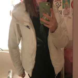 nike jacka - säljer min vita nike jacka som man kan ha åt båda håller rätt så ny använder inte längre (möts bara upp)