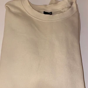 Sweatshirts  - En super fin sweatshirts från gina, nästintill oanvänt i superfint skick