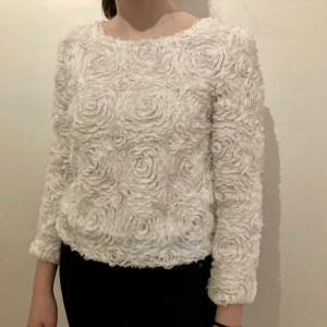 Fin mysig tröja med rosmönster  - Jättesöt tröja med rosmönster. Storlekslappen är borta men passar en XS-M beroende på hur man vill att den ska sitta. Använd ett fåtal gånger, i bra skick. 