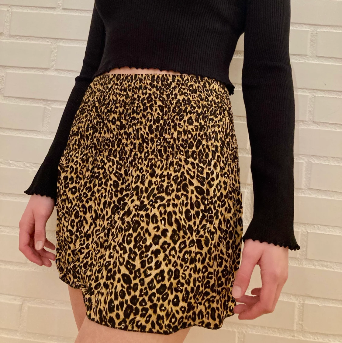 Kjol med leopardmönster i storlek S