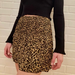 Kjol med leopardmönster i storlek S - Söt tunn somrig kjol med leopardmönster, storlek S. Färgen gör sig mest rättvisa på sista bilden. Fint skick då den är använd kanske 2-3 gånger. 