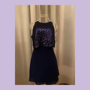 Paljettklänning  - Fin marinblå fest klänning med paljetter🥂Aldrig använd, med lappar. Storlek: 38 men skulle nog säga en mindre 36 💙 Pris 100kr + frakt🚚