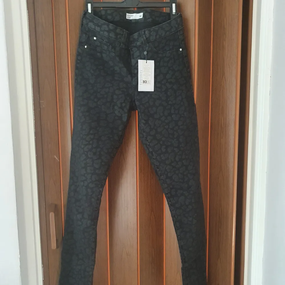 Bekväma jeans i stretchigt material. Oavnända med lapparna kvar. Det är svarta leopardmönster på dom . Jeans & Byxor.