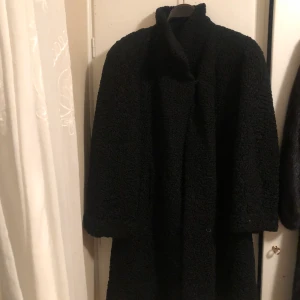 Persianpäls i swaggermodell - Svart persianpäls i swaggermodell