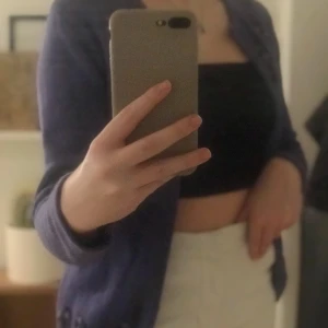 Lila kofta med blomdetalj  - Fin kofta med blomdetaljer. Utan knappar. Stl M. Frakt tillkommer