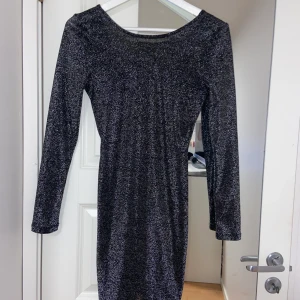 Svart klänning - Snygg svart klänning från HM!