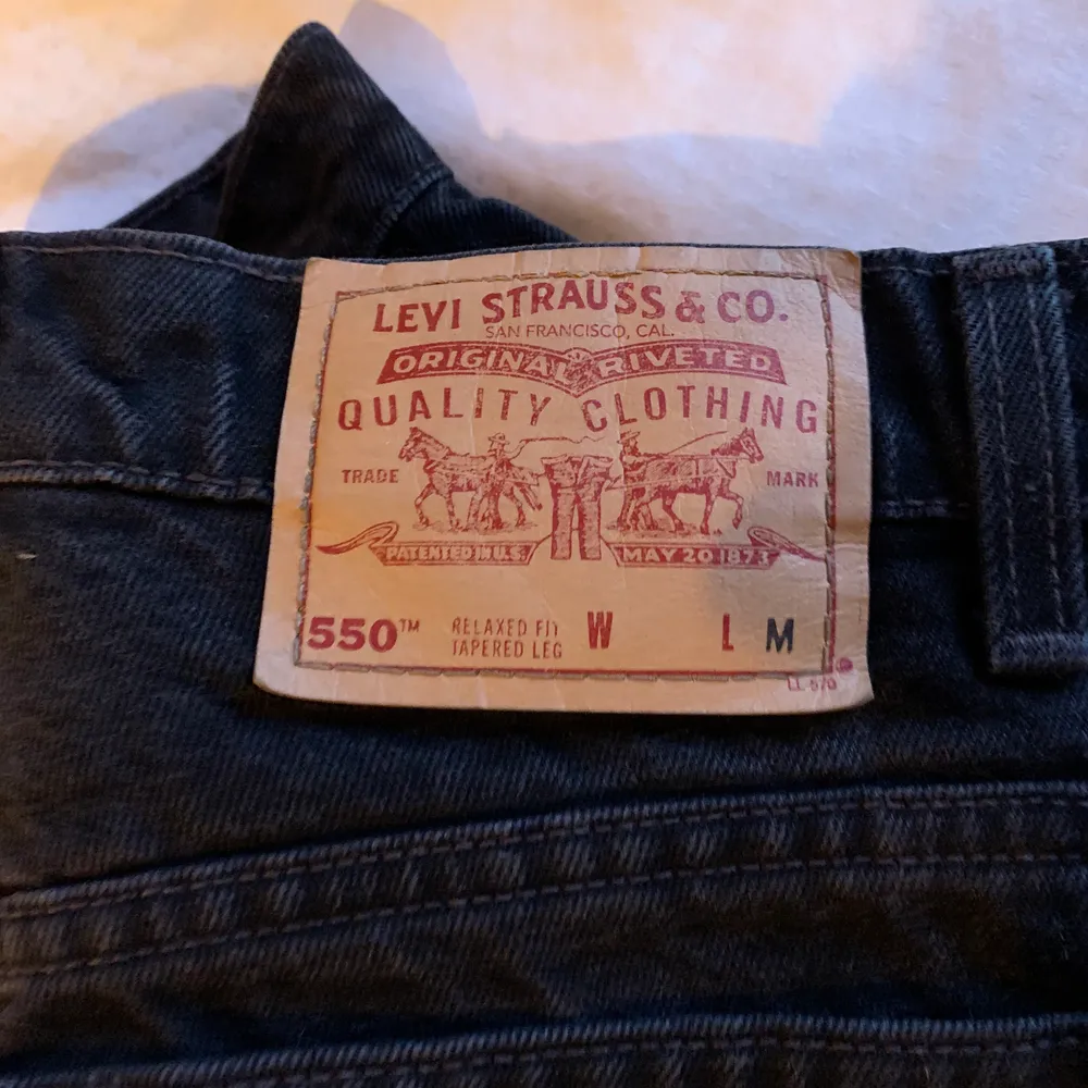 Aldrig använda! 28 inch midja, tänk dock på att deras vintage jeans är mycket mindre i storleken, så dessa är tajtare än vanliga 28 jeans. Säljer för att jag inte fick de över mina höfter:/ Såklart är det äkta Levi’s! Inga fläckar eller slitningar utan de är i perfekt skick. Inköpta för 2000kr (inklusive tull och frakt), bjuder på frakten i priset. Budgivning i kommentarerna om flera vill ha🥰 Är villig att sänka priset lite vid snabbt köp😌. Jeans & Byxor.