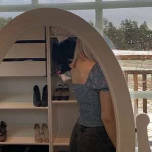 Superfin sommartopp!! - Blommig fin topp från shein!!😍 perfekt till sommaren! I st xs skulle nog passa även som 36! Aldrig använd🥰