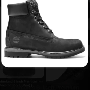 timberland - Ett par timberland skor köpta i år. Ser lite smutsiga ut pågrund av regn men är i bra skick. Använda ungefär 6 gånger då dem är lite för tajta och passar ej min storlek. Pris går att diskutera. Köpt för 1400kr 