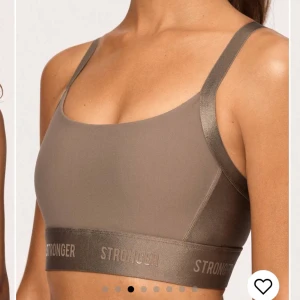 Stronger tränings bh - Träningsbh från stronger, aldrig använd! Nypris 400kr. Köparen står för frakten💕💕