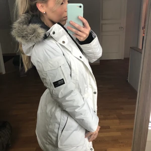 Längre vinterjacka med luva strl 34 - Jättefin vinterjacka från Everest med luva. Väldigt varm och skön då den är lite längre, använd fåtal gånger och är därav i bra skick.🙌🏻