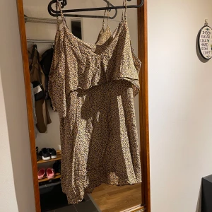 Superfin klänning i två lager från Monki  - I gott skick. Själva underklänningen sitter åt tajtare än tyget över. Underklänningen dras upp med dragkedja.