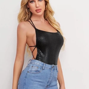 Body crocodile  - Säljer denna bodyn från shein pågrund av att den är för liten. Aldrig använd, storlek S men skulle nog säga mer Xs. Nypris 79kr säljer den för 40kr