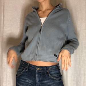Cool zipper tröja med detaljer 🤑 personen är 170 cm💗