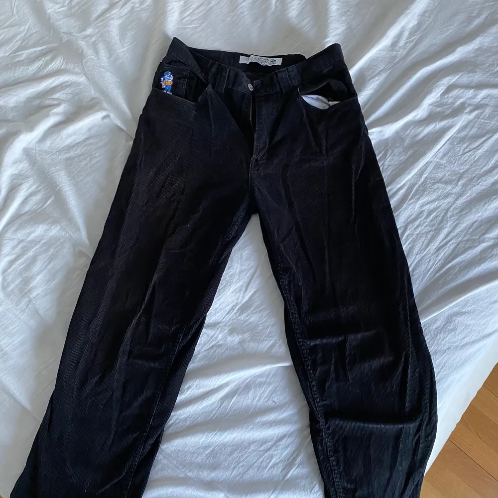As snygga knappt använda polar skate co 93 cords svarta med as nice och soft passform, passformer är straight . Jeans & Byxor.