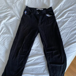 Polar skate co 93 cords - svarta  - As snygga knappt använda polar skate co 93 cords svarta med as nice och soft passform, passformer är straight 