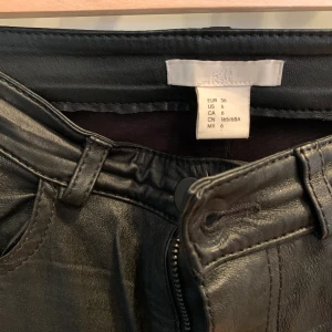 Läderbyxor från HM Premium Quality stl 36 - svarta läderbyxor från hm premium quality. Tight modell med fickor fram och bak. Stl 36, normal i storlek men ganska tight i midjan (höga i midjan). Nypris 2499kr, använda ett fåtal gånger.
