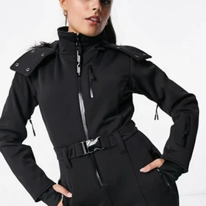 Skidoverall  - Skit snygg Asos skidoverall, storlek 36, slim petit. Endast procad, alla lappar sitter kvar. Nypris 1500:- 