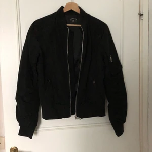 Bomberjacka från Crocker - Bomberjacka från Crocker (köpt på JC för några år sedan), storlek XS. Köpare står för frakt